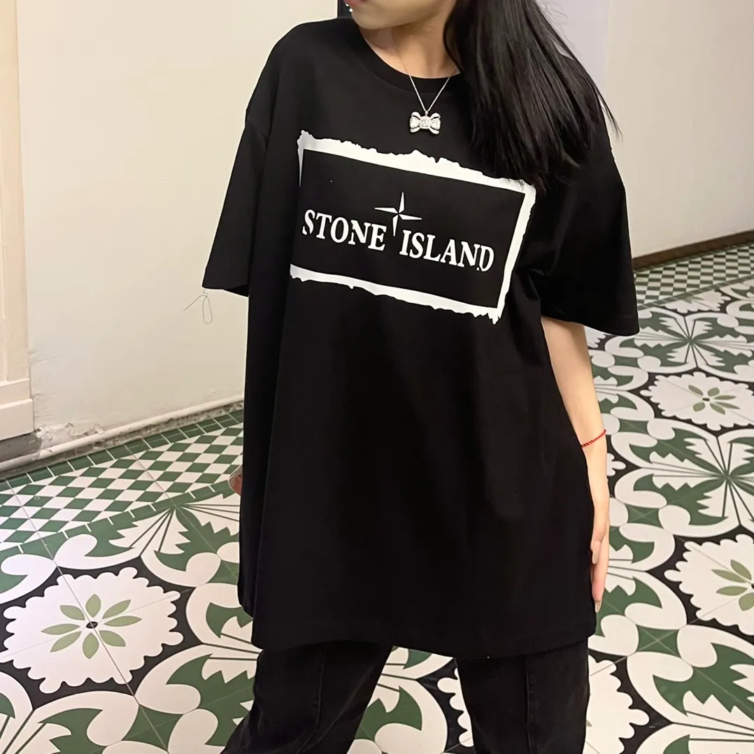 W612#P110💰 [Stone lsland/Stone Island summer new front and back printed short-sleeved T-shirt] ⚠️[Original creation, high control of details] Made of 260 grams of combed cotton, 32-count double yarn - Simple basic versatile style, original quality, the first choice for couples. - Made in a large factory, four needles and five threads on the shoulder, neat alignment, high quality workmanship. - Same style for men and women, very versatile, one piece for each hand, details are clearly visible. Color: black White Size: M L